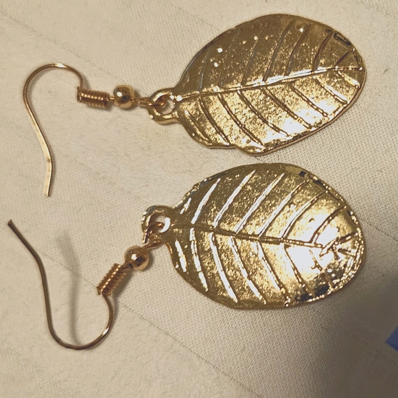 Earrings gold tone leafs - Picture 2 of 4